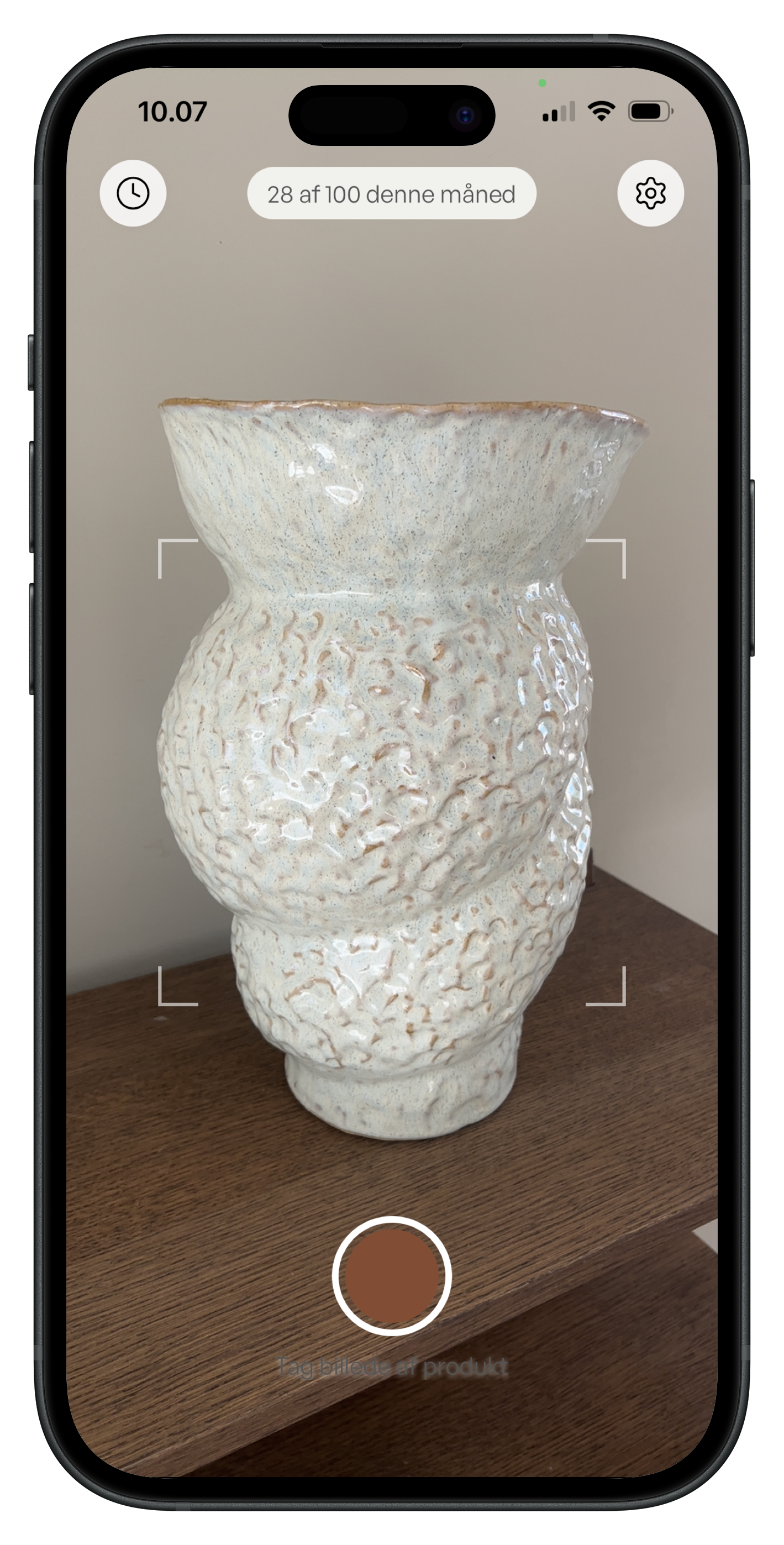 Stilnote-app vist på iPhone — scanner en keramik-vase i et showroom